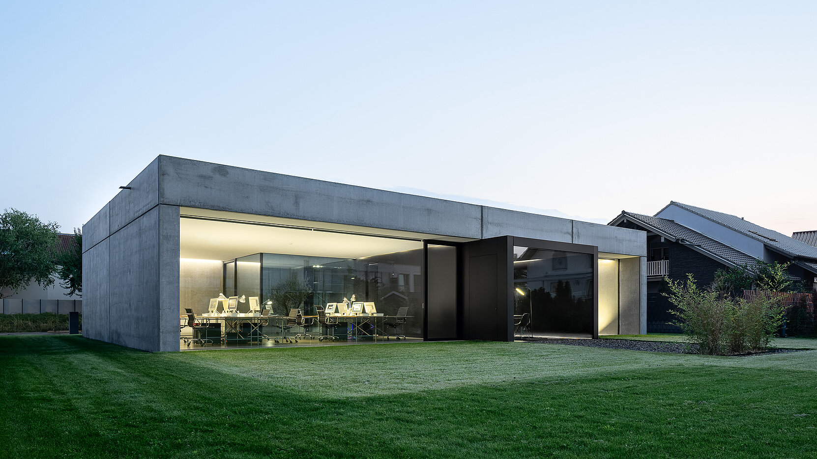 BIL_PRESSE_Rueckansicht1_16z9_FHD.jpg The new office building by LaCroix Architekten shows how design and the potential of building physics can be combined in a optimal way when using precast concrete elements.