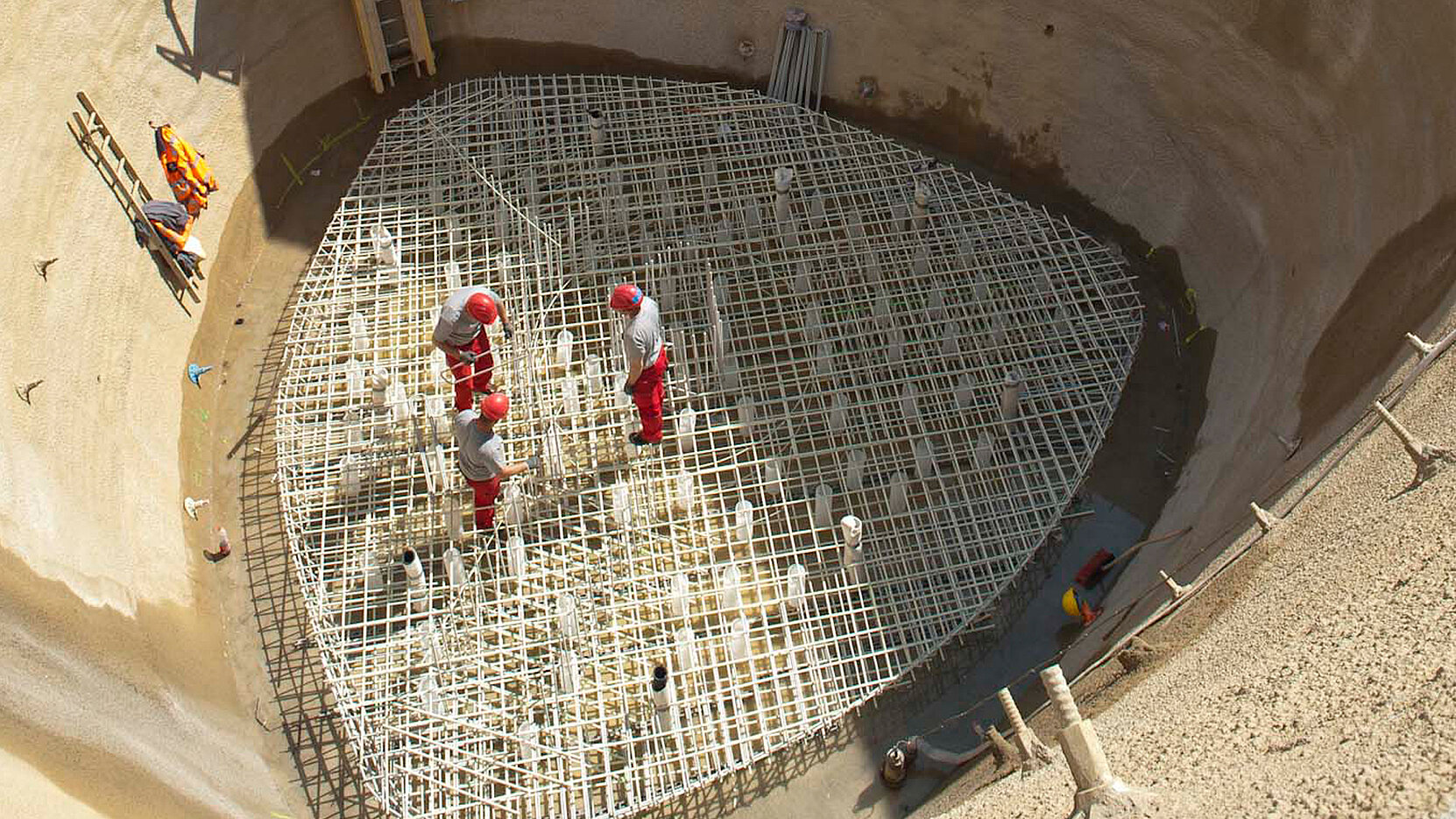 BIL_PRESSE_Bodenplatte_16z9_FHD.jpg Fertig verlegte Glasfaserbewehrung in der Baugrubensohle vor dem Betoneinbau.