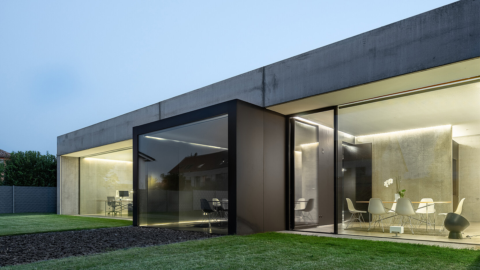 BIL_PRESSE_Rueckansicht2_16z9_FHD.jpg Architect Nicole LaCroix opted for the material concrete, inside and outside.