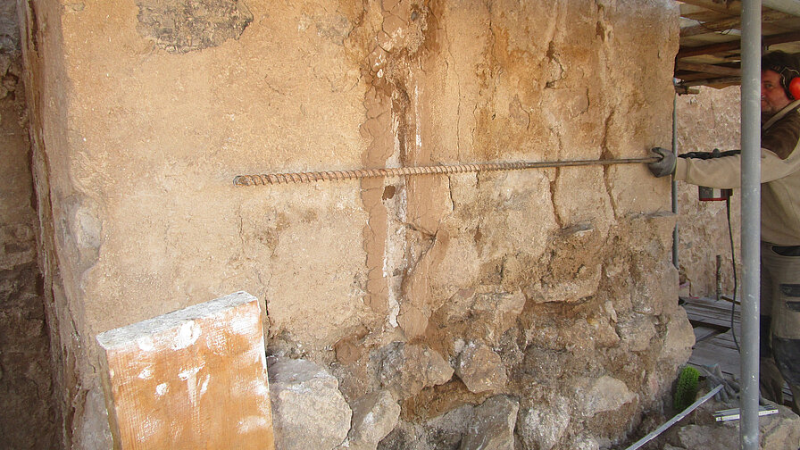Herstellen der 2,4 Meter langen Bohrlöcher zum Einbringen der Glasfaserbewehrung. 