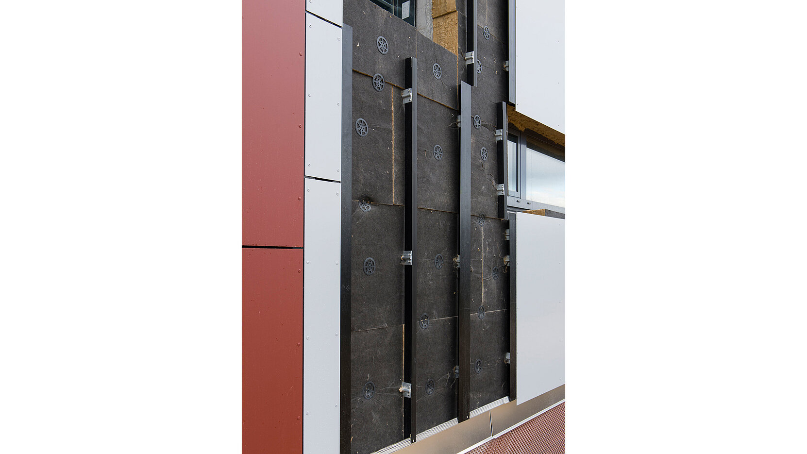 BIL_PRESSE_Anbringen_Fassadenplatten_16z9_FHD.jpg Die Fassadenfläche wurde als klassische hinterlüftete Fassade mit einer Alucobond Bekleidung ausgeführt. Bei der VHF wird die Bekleidung nicht direkt auf die Betonwand aufgebracht, sondern auf eine Unterkonstruktion montiert.