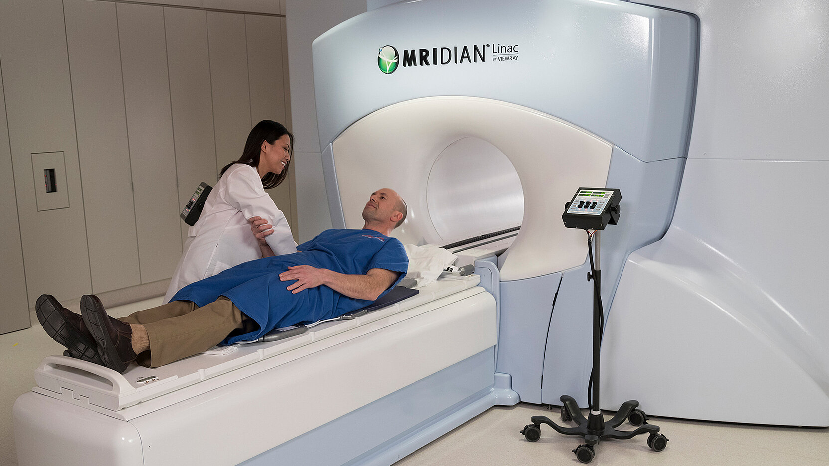 Pour irradier avec précision les tumeurs mobiles, le "MRIdian Linac" conjugue imagerie en temps réel à l’aide de la tomographie par résonance magnétique et accélérateur de particules linéaire (Linac). Photo : © ViewRay
