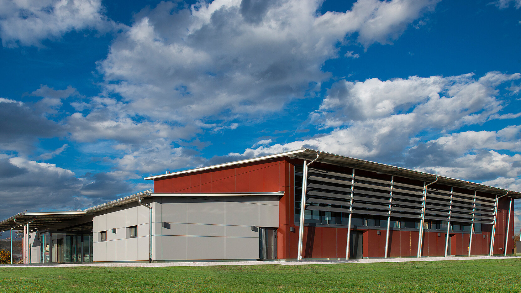 BIL_PRESSE_Außenansicht_16z9_FHD.jpg Die Gemeinde in Volkertshausen in Deutschland realisierte den Neubau einer eingeschossigen Mehrzweckhalle mit einer vorgehängten hinterlüfteten Fassade