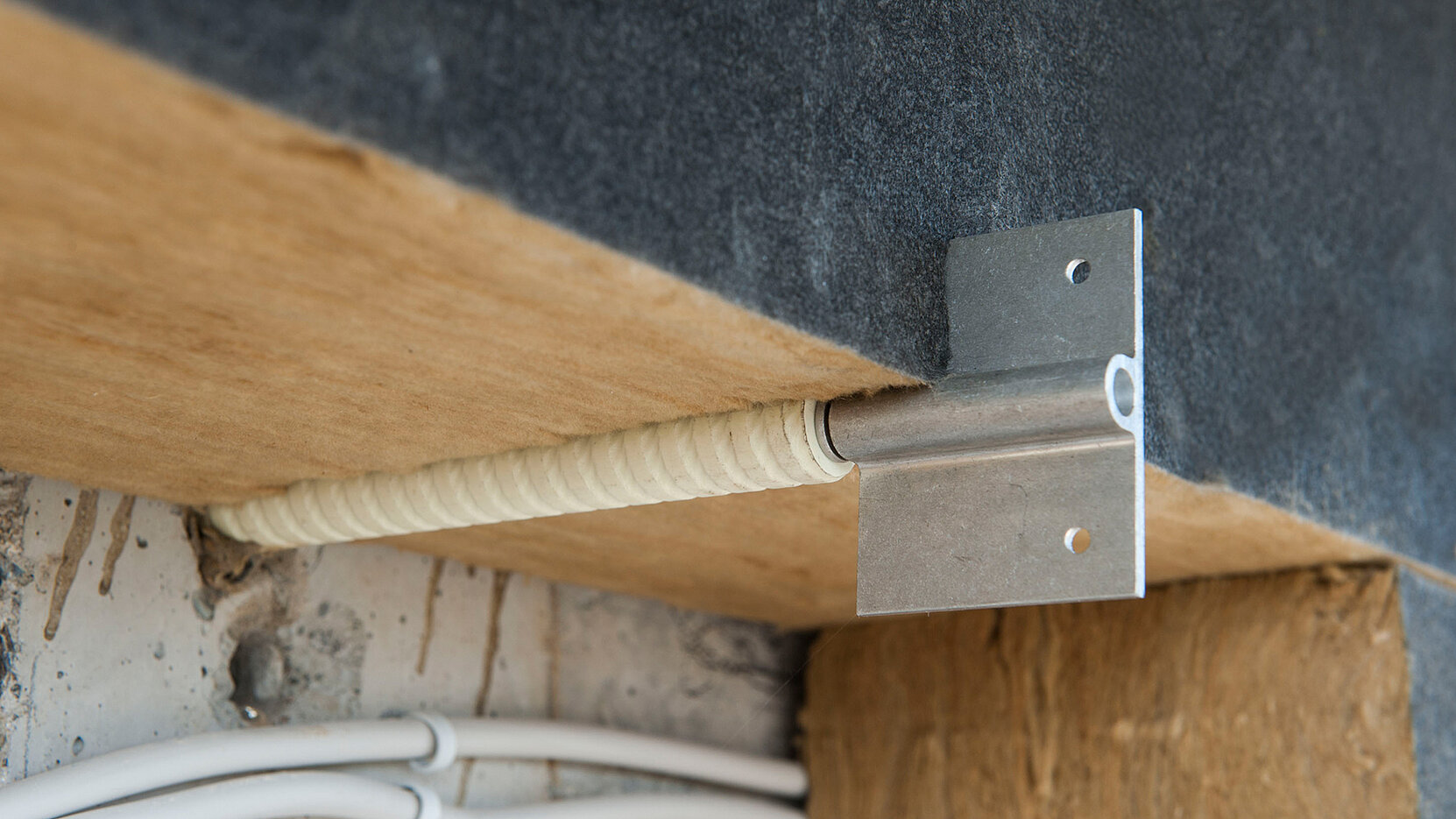BIL_PRESSE_Einbau_Baustelle_16z9_FHD.jpg Auf das Gewinde des Schöck Isolink® wurde der Adapter der GIP GmbH gedreht.