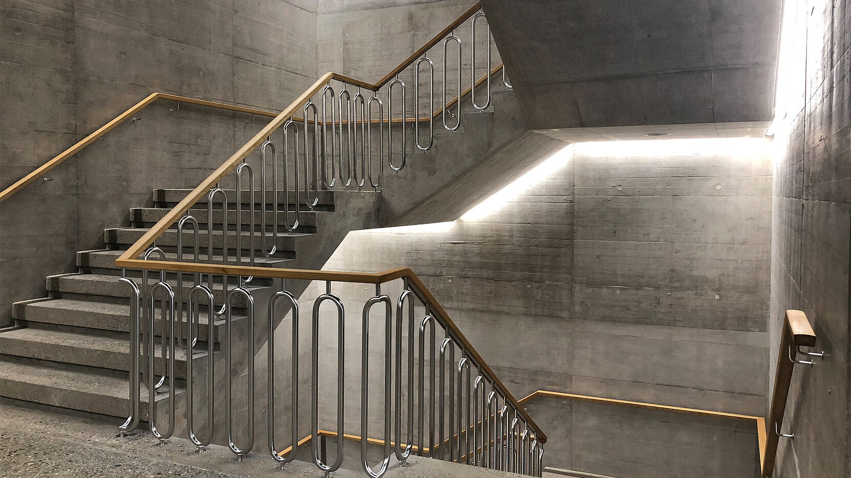 BIL_NEWS_UZB_Treppe_16z9_FHD.jpg