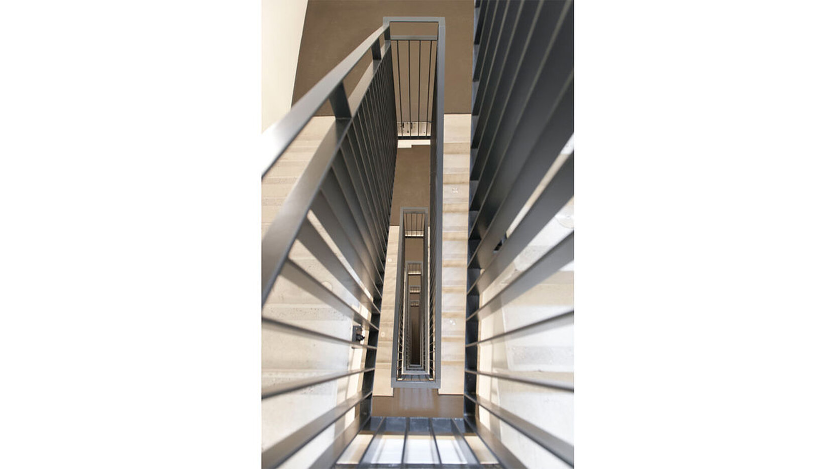 BIL_PRESSE_Hotel Roomers-Baden-Baden-Treppenhaus_16z9_FHD.jpg Schöck Tronsole® tüüp F eraldab trepi täielikult platvormilt ning vähendab niiviisi mürasildade ohtu.