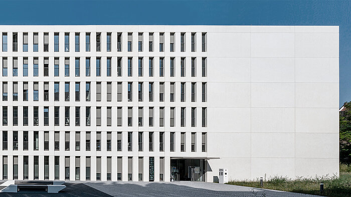 Kvaliteetne ja identse välimusega viimistlemata betoon on Karlsruhe maksuameti uue hoone iseloomulik tunnus.