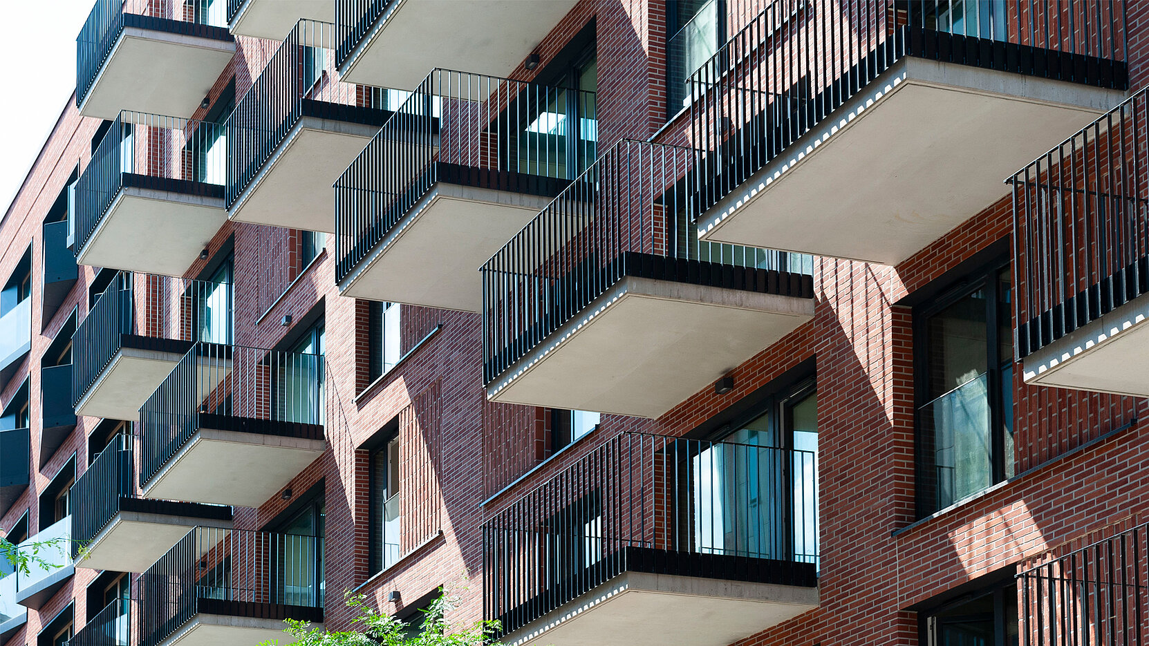 BIL_REF_DE-Hamburg-KPTN-Quartier-Bild2_16z9_FHD.jpg Les architectes ont prévu des balcons en béton armé à l’arrière du bâtiment, vers la cour intérieure