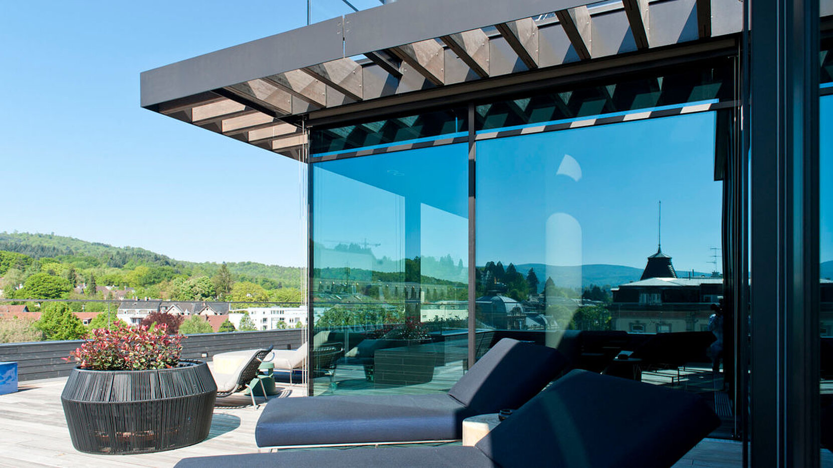 BIL_PRESSE_Hotel Roomers-Baden-Baden-Terrasse_16z9_FHD.jpg Suurejooneline terrass koos kaitsva varikatusekonstruktsiooniga kutsub pärast spaakülastust lõõgastuma.