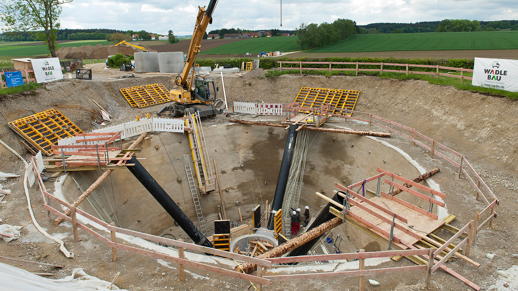 BIL_PRESSE_Baugrube2_16z9_FHD.jpg Einbau der Glasfaserbewehrung Schöck Combar® für die Flügelwände des Tetraeders.